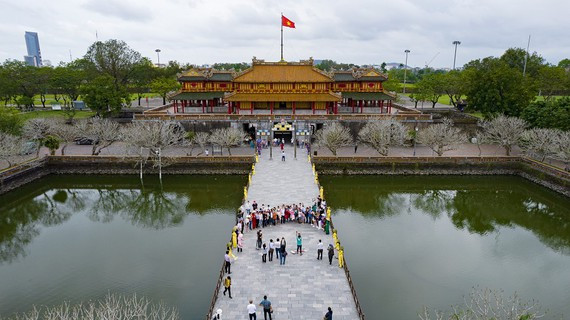 Du khách tham quan Đại nội Huế