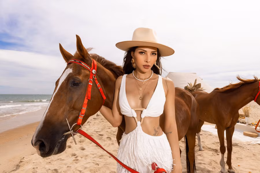 Sở hữu làn da bánh mật đặc trưng và đường cong cơ thể quyến rũ, Minh Triệu khiến người hâm mộ không khỏi xuýt xoa bởi thần thái 