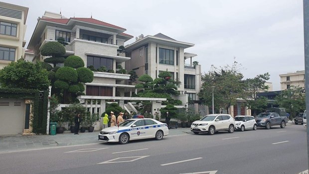 Lực lượng công an khám xét nhà riêng ông Phạm Hồng Hà. (Nguồn: Nld.com.vn) Lực lượng công an khám xét nhà riêng ông Phạm Hồng Hà. (Nguồn: Nld.com.vn)