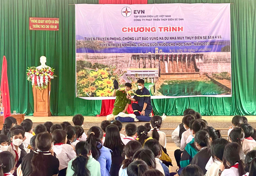 Hướng dẫn các kỹ năng sơ cứu người bị đuối nước cho các em học sinh Trường THCS Chu Văn An (xã Ia O, huyện Ia Grai). Ảnh: Minh Nguyễn Hướng dẫn các kỹ năng sơ cứu người bị đuối nước cho các em học sinh THCS Chu Văn An (xã Ia O, huyện Ia Grai). Ảnh: Minh Nguyễn