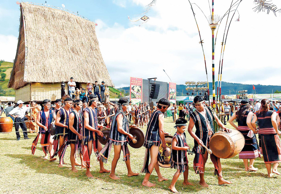 Lễ hội hoa dã quỳ-núi lửa Chư Đang Ya là một trong những hoạt động quảng bá du lịch của địaphương. Ảnh: Đức Thụy