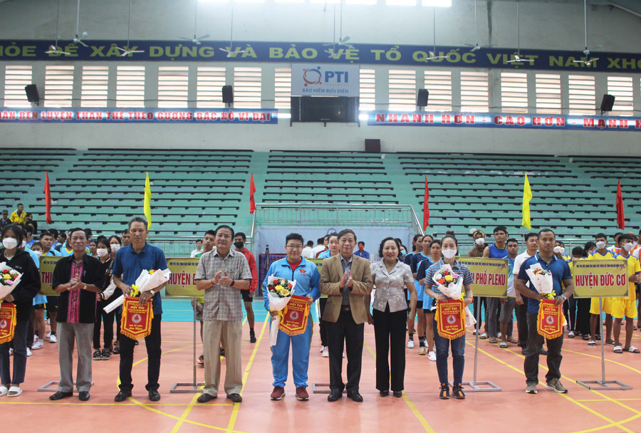 Các đại biểu tặng cờ lưu niệm cho các đoàn tham gia hội thi. Ảnh: Phan Lài