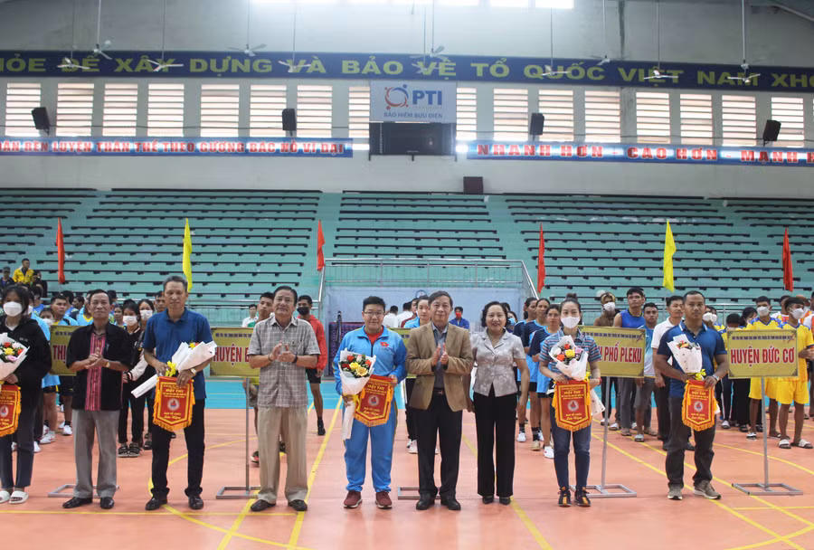 Các đại biểu tặng cờ lưu niệm cho các đoàn tham gia hội thi. Ảnh: Phan Lài