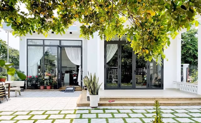 Là bà mẹ đơn thân của 3 con (một bé trai và hai bé gái sinh đôi), chị Oanh (36 tuổi, TP HCM) quyết định cải tạo lại ngôi nhà cấp 4 rộng hơn 200m2 do người cha đã mất để lại.