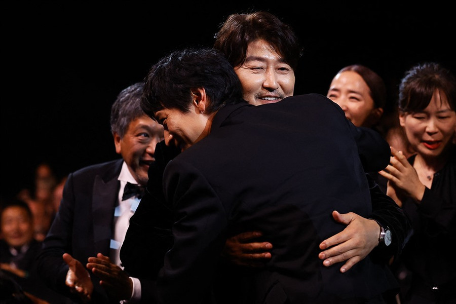  Song Kang Ho được chúc mừng khi nhận giải 