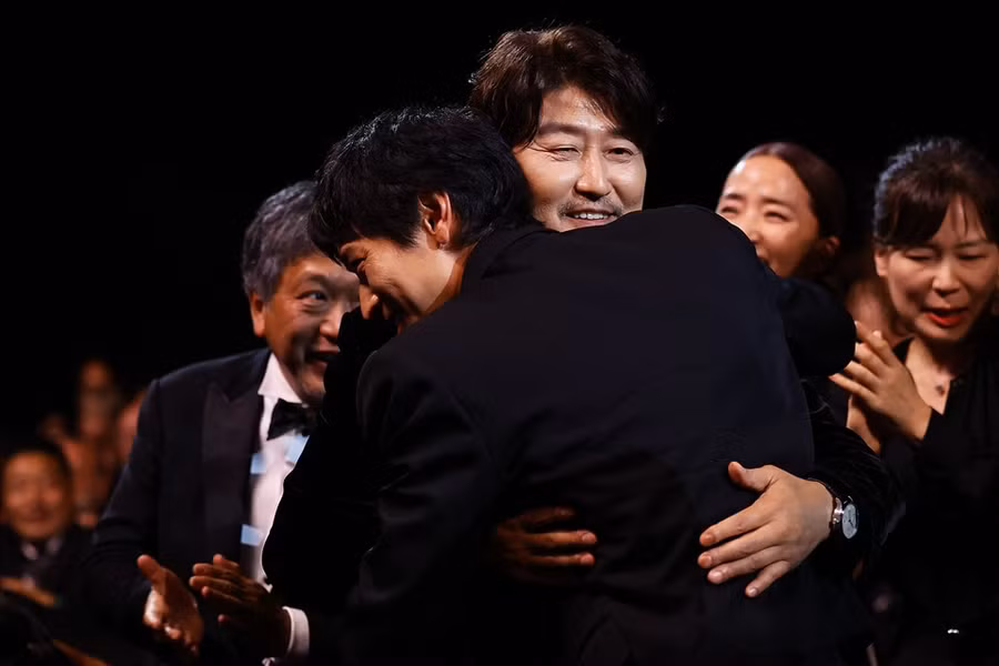  Song Kang Ho được chúc mừng khi nhận giải 