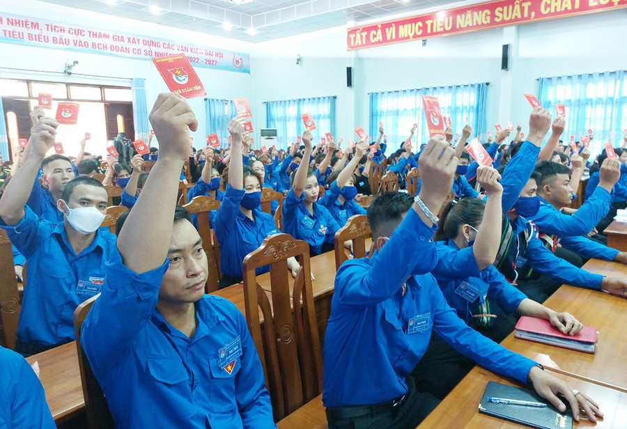  1 Biểu quyết thông qua các chỉ tiêu. Ảnh: Vĩnh Hoàng