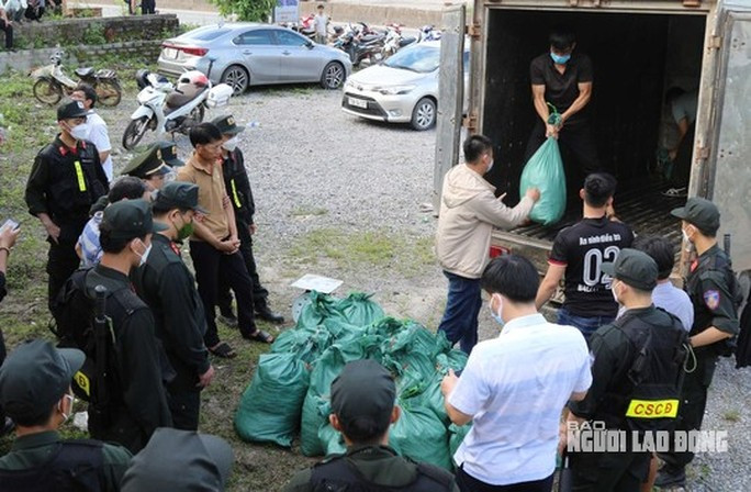 Toàn bộ tang vật liên quan gồm gần 1 tấn thuốc nổ  Toàn bộ tang vật liên quan gồm gần 1 tấn thuốc nổ