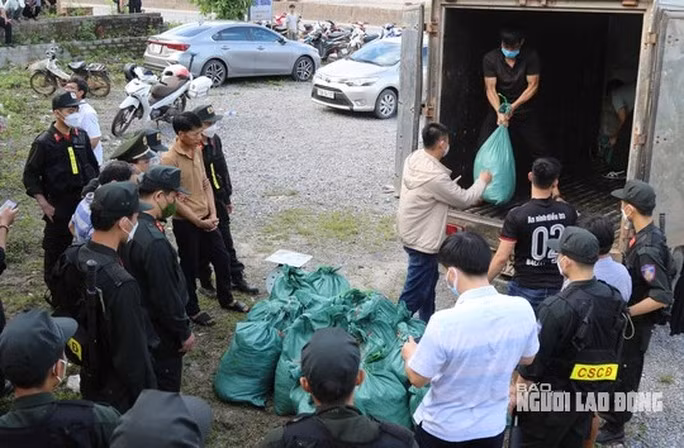  Toàn bộ tang vật liên quan gồm gần 1 tấn thuốc nổ