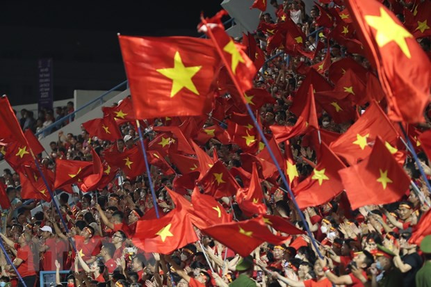 Niềm vui của các cổ động viên trên sân Cẩm Phả. (Ảnh: Hoàng Linh/TTXVN) Niềm vui của các cổ động viên trên sân Cẩm Phả. (Ảnh: Hoàng Linh/TTXVN)