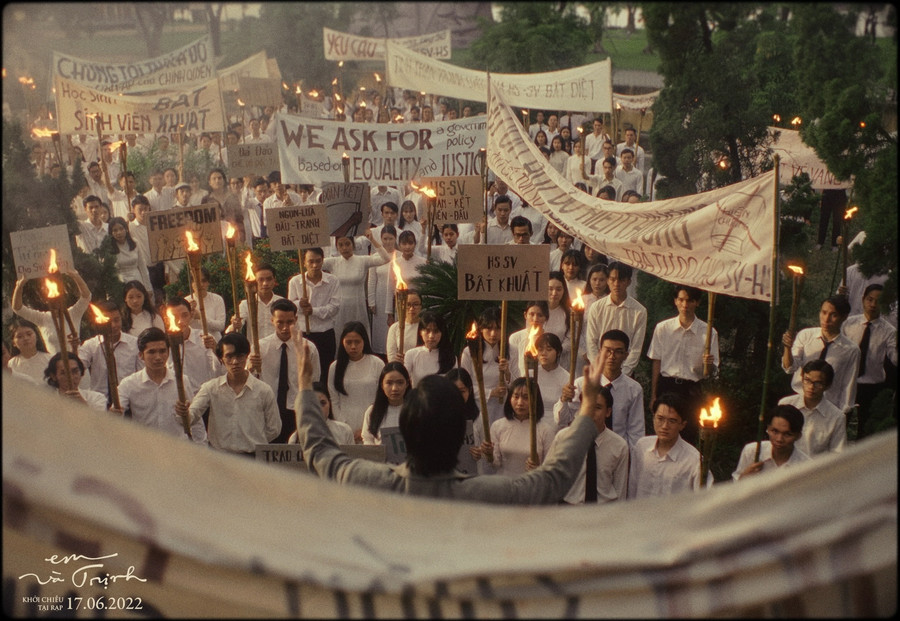 Phong trào phản chiến của học sinh, sinh viên xuất hiện trong trailer Em và Trịnh. ĐPCC