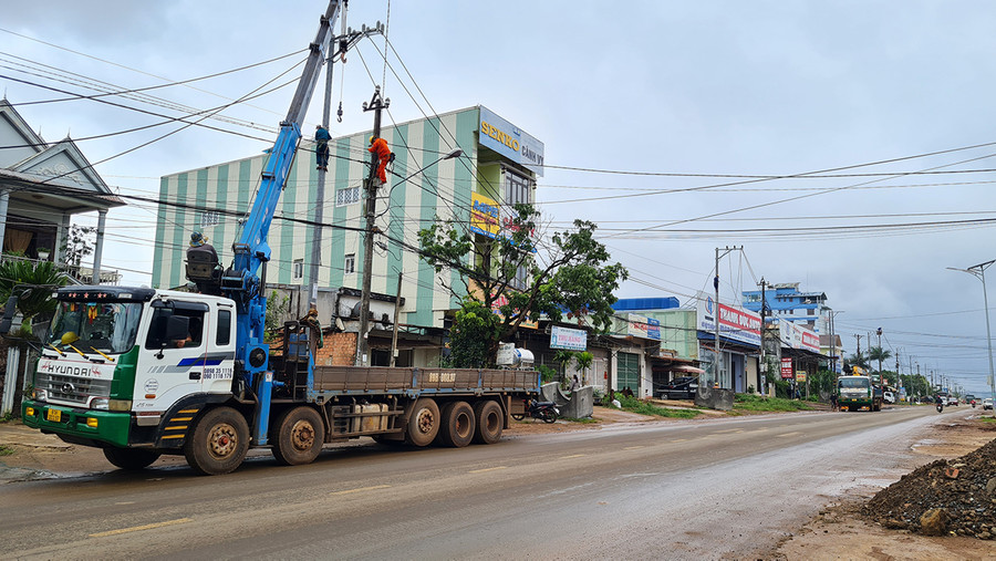  Đơn vị thi công tiến hành di dời đường dây điện trung áp dọc tuyến đường Lê Đại Hành (đoạn phường Đống Đa, TP. Pleiku). Ảnh: Bá Bính