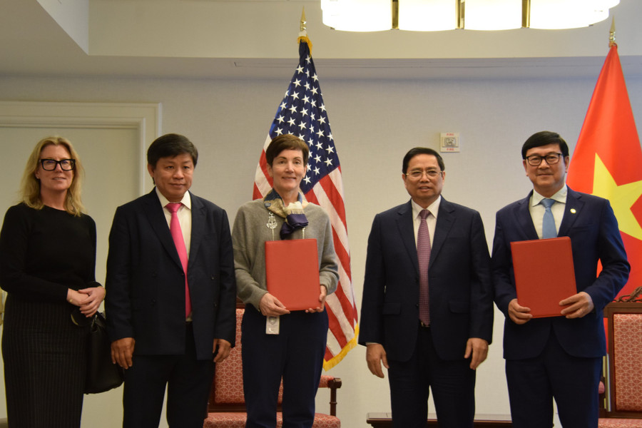 HDBank và IFC trao biên bản hợp tác. Ảnh: Nhật Bắc  HDBank và IFC trao biên bản hợp tác. Ảnh: Nhật Bắc