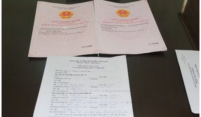 Sổ đỏ và hợp đồng mua bán đất được làm giả. Ảnh: Công an Nghệ An cung cấp