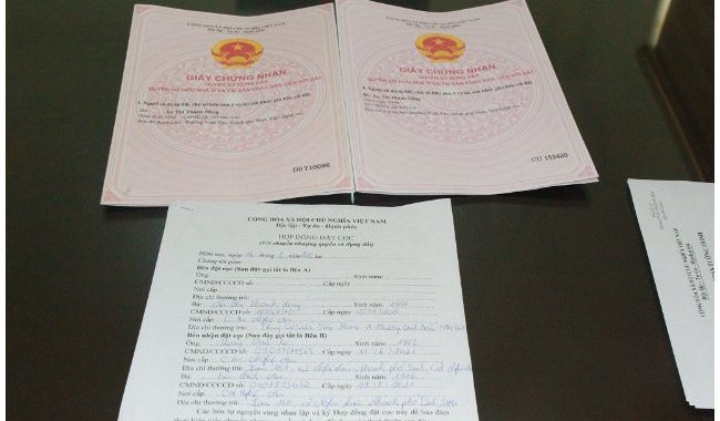 Sổ đỏ và hợp đồng mua bán đất được làm giả. Ảnh: Công an Nghệ An cung cấp