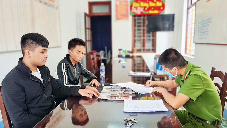 Cao Lê Hoàng (bìa trái) và Trương Đình Mạnh tại cơ quan Công an. Ảnh: Bá Bính  Công an lấy lời khai Hoàng và Mạnh để làm rõ vụ việc. Ảnh: Bá Bính