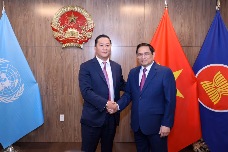  Thủ tướng tiếp ông Joseph Bae, Tổng giám đốc Quỹ đầu tư KKR. Ảnh: Nhật Bắc