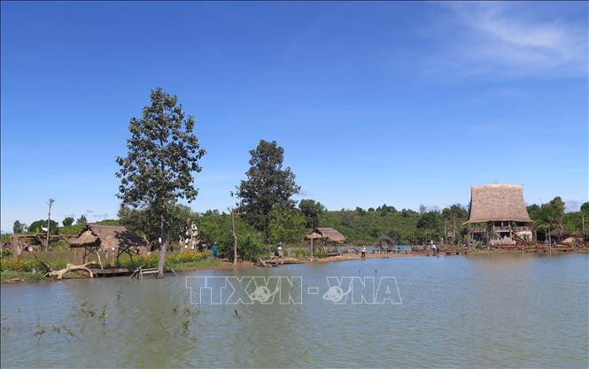 Làng du lịch cộng đồng Kon Trang Long Loi. 