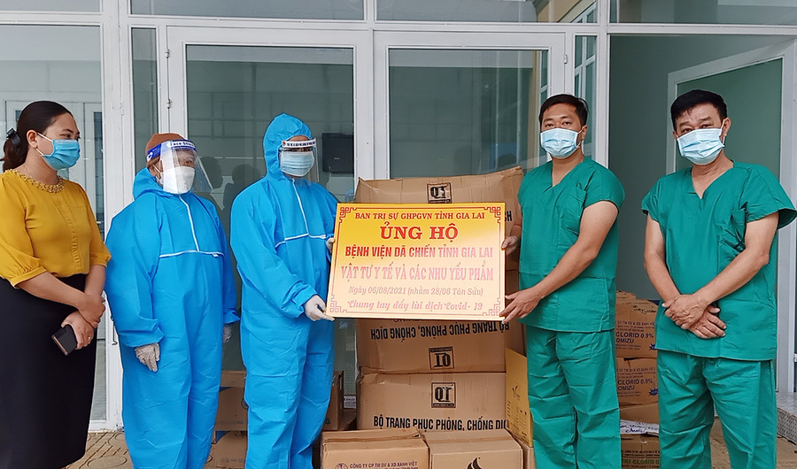 Ban Trị sự Giáo hội Phật giáo Việt Nam tỉnh Gia Lai tặng đồ bảo hộ và vật tư y tế cho các bệnh viện điều trị bệnh Covid-19 của tỉnh. Ảnh: Thanh Nhật  Ban Trị sự Giáo hội Phật giáo Việt Nam tỉnh Gia Lai tặng đồ bảo hộ và vật tư y tế cho các bệnh viện điều trị bệnh Covid-19 của tỉnh. Ảnh: Thanh Nhật