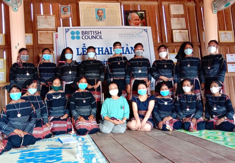 TS. Kim Vân (giữa) trong một chuyến về làng. Ảnh: Phương Duyên