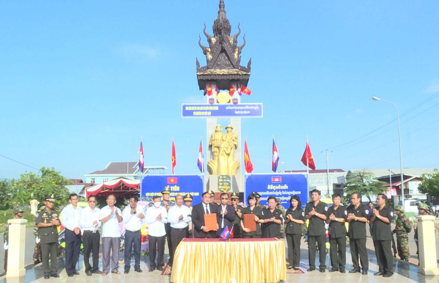 Ban Chuyên trách 2 tỉnh Gia Lai - Preah Vi Hear ký biên bản giao nhận 6 Liệt sỹ quân tình nguyện và chuyên gia Việt Nam hy sinh trong các thời kỳ chiến tranh ở Campuchia. Ảnh: Đoàn Bình