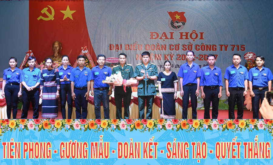 Ban Chấp hành Đoàn cơ sở Công ty 715 nhiệm kỳ 2022-2027 ra mắt tại Đại hội. Ảnh: Đinh Yến Ban Chấp hành Đoàn cơ sở Công ty 715 nhiệm kỳ 2022-2027 ra mắt Đại hội. Ảnh: Đinh Yến