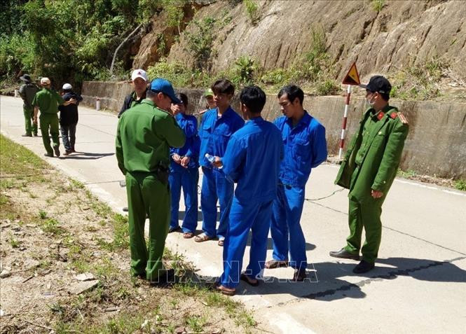 Các đối tượng phá rừng thuê bị tạm giữ. Ảnh: TTXVN phát