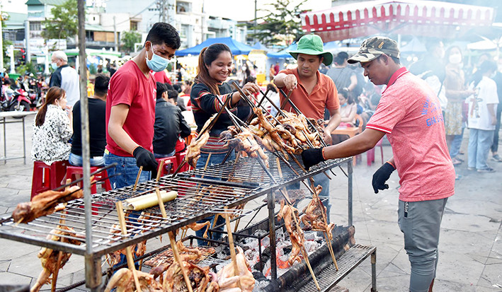 Gian hàng cơm lam, gà nướng tại Nhà Thiếu nhi TP. Pleiku thu hút khách du lịch. Ảnh: Đức Thụy  Gian hàng cơm lam, gà nướng tại Nhà Thiếu nhi TP. Pleiku thu hút khách du lịch. Ảnh: Đức Thụy