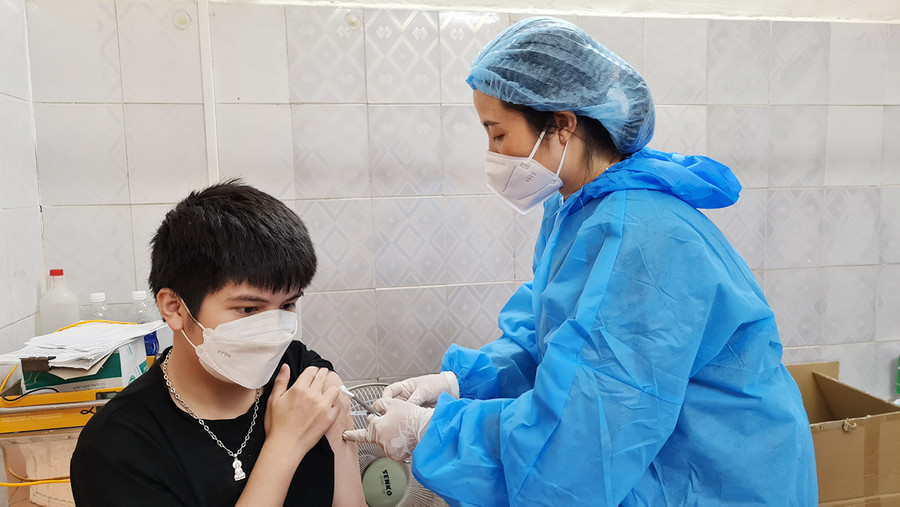 Tiêm vắc xin phòng Covid-19 mũi tăng cường cho trẻ tại Trung tâm Y tế TP. Pleiku. Ảnh: Bá Bính Tiêm vắc xin phòng Covid-19 mũi tăng cường cho trẻ tại Trung tâm Y tế TP. Pleiku. Ảnh: Bá Bính