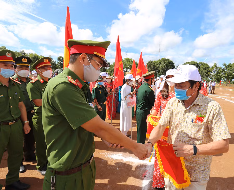 Ông Trần Ngọc Nhung trao cờ Đại hội cho các đoàn tham gia Đại hội. Ảnh: Văn Ngọc