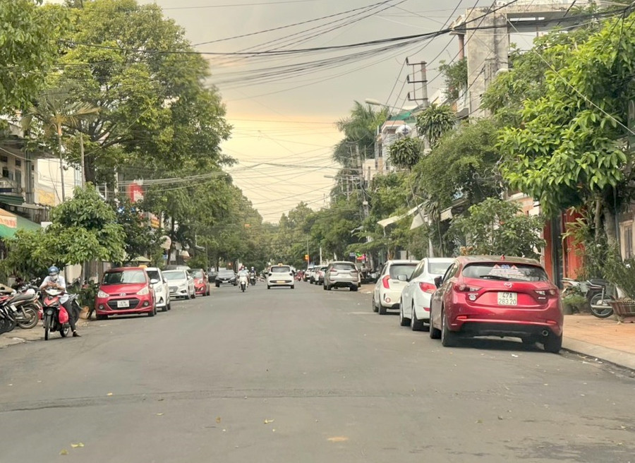 Cơ quan chức năng “quên” sơn vạch kẻ phân chia làn đường trên đường Trần Hưng Đạo. Ảnh: Phan Tuấn Cơ quan chức năng “quên” sơn vạch kẻ phân chia làn đường trên đường Trần Hưng Đạo. Ảnh: Phan Tuấn