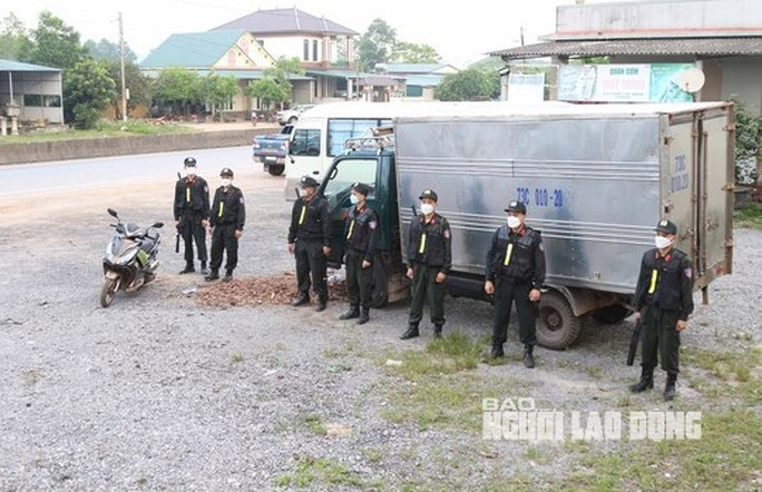 Lực lượng phá án phong tỏa hiện trường  Lực lượng phá án phong tỏa hiện trường