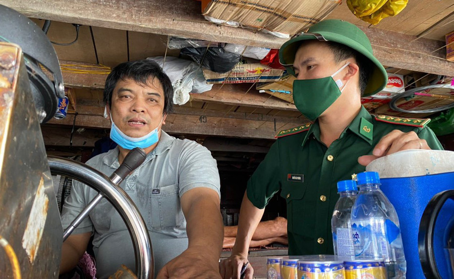  Thuyền trưởng Ngô Thanh Vinh (bên trái). Ảnh: Hải Phong