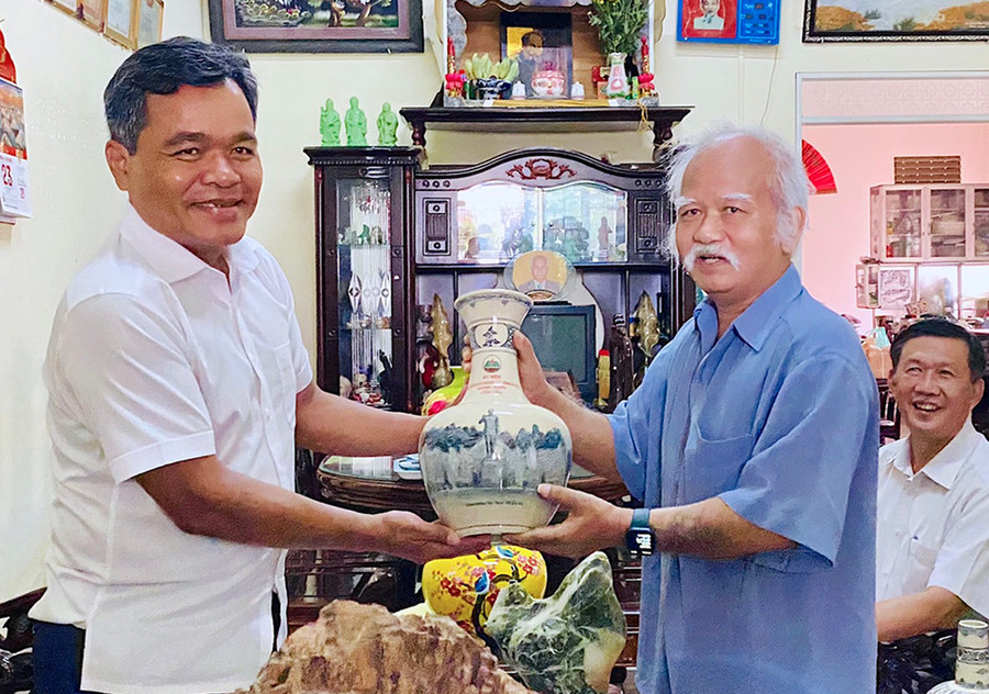 Bí thư Tỉnh ủy Hồ Văn Niên (bìa trái) thăm, tặng quà đồng chí Ksor Phước-nguyên Ủy viên Ban Chấp hành Trung ương Đảng, Chủ tịch Hội đồng Dân tộc của Quốc hội, Bí thư Tỉnh ủy. Ảnh Mộc Trà Bí thư Tỉnh ủy Hồ Văn Niên (bìa trái) thăm, tặng quà đồng chí Ksor Phước-nguyên Ủy viên Ban Chấp hành Trung ương Đảng, Chủ tịch Hội đồng Dân tộc của Quốc hội, Bí thư Tỉnh ủy. Ảnh Mộc Trà