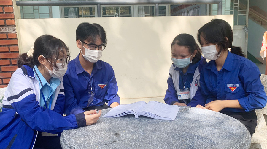 Nhóm học sinh thuộc Dự án “Tiếp sức đường dài” lên kế hoạch thực hiện chương trình. Ảnh: Vũ Chi Nhóm dự án “Tiếp sức đường dài” lên kế hoạch thực hiện chương trình. Ảnh: Vũ Chi