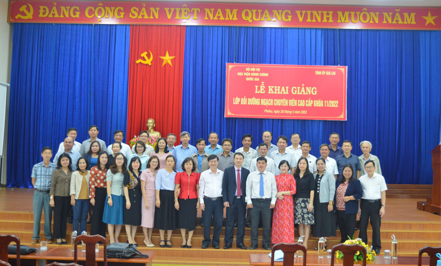 Các học viên chụp hình lưu niệm tại lễ khai mạc. Ảnh: Anh Huy