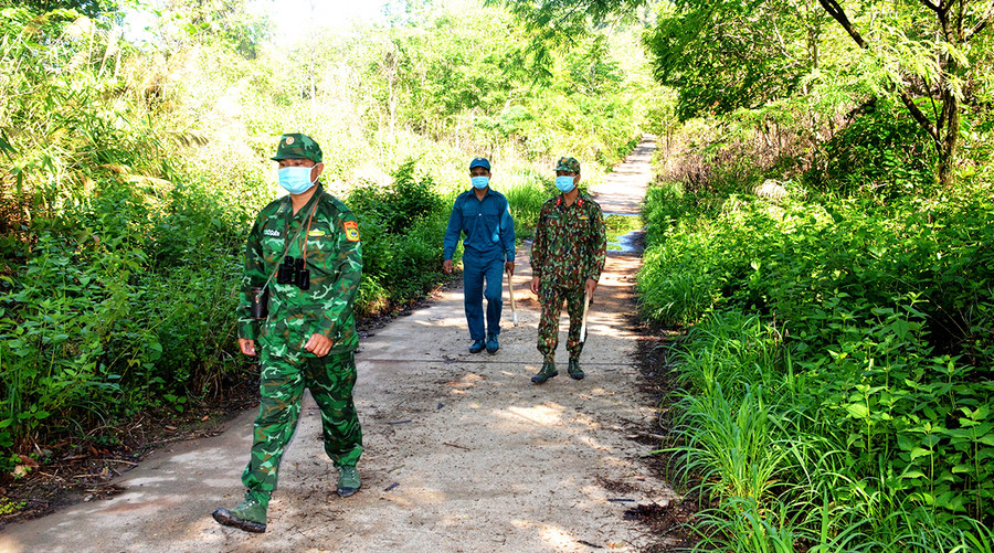 Trời vừa sáng là các cán bộ, chiến sĩ hoàn thành nhiệm vụ tuần tra đêm. Ảnh: 