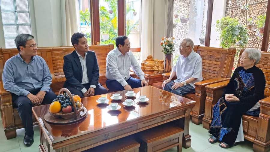  Thủ tướng thăm gia đình Lão thành cách mạng ông Ngô Thành. Ảnh: Bá Bính