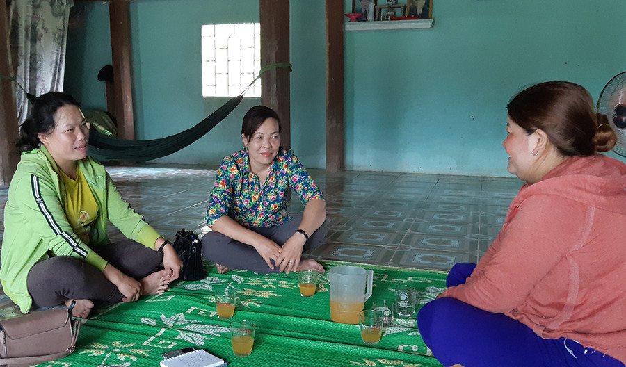  Chị Hoàng Thị Sào (bìa trái)-Chi hội trưởng Chi hội Phụ nữ làng Mông (xã Ya Hội, huyện Đak Pơ) trao đổi công việc với hội viên phụ nữ trong làng. Ảnh: Nguyễn Hiền