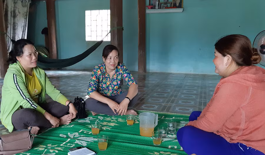  Chị Hoàng Thị Sào (bìa trái)-Chi hội trưởng Chi hội Phụ nữ làng Mông (xã Ya Hội, huyện Đak Pơ) trao đổi công việc với hội viên phụ nữ trong làng. Ảnh: Nguyễn Hiền