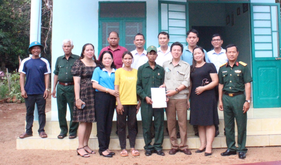 Đoàn công tác bàn giao nhà cho gia đình anh Rơ Châm Lưu (làng Yom, xã Ia Khai, huyện Ia Grai). Ảnh: Phan Thương