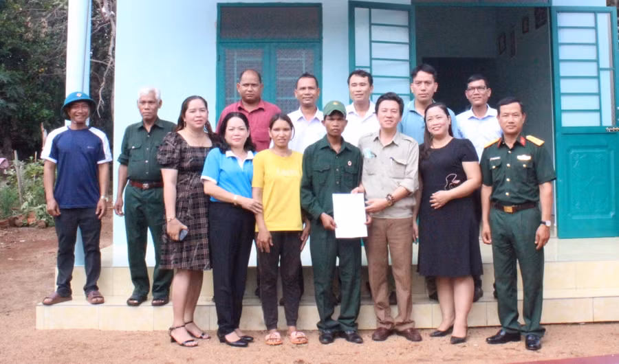 Đoàn công tác bàn giao nhà cho gia đình anh Rơ Châm Lưu (làng Yom, xã Ia Khai, huyện Ia Grai). Ảnh: Phan Thương