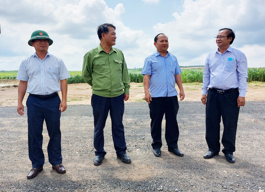 Phó Bí thư Tỉnh ủy Rah Lan Chung (thứ 2 từ phải sang) thăm Công ty TNHH chăn nuôi bò Trường Hải Gia Lai (THAGRICO). Ảnh: Vĩnh Hoàng Phó Bí thư Tỉnh ủy thăm Công ty Agrico. Ảnh: Vĩnh Hoàng