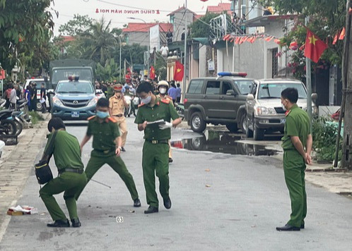 Bị chủ nhà đâm chết khi kéo người tới gây gổ đánh nhau ảnh 2 Vụ án gây xôn xao vùng quê, khiến hàng trăm người kéo tới xem cơ quan công an khám nghiệm hiện trường.