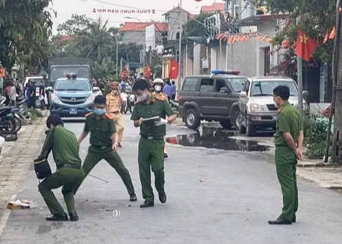 Vụ án gây xôn xao vùng quê, khiến hàng trăm người kéo tới xem cơ quan công an khám nghiệm hiện trường.
