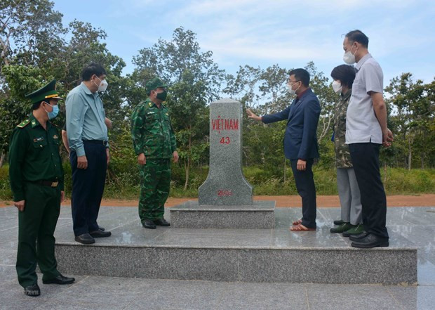 Đoàn công tác Bộ Ngoại giao khảo sát, kiểm tra công tác quản lý biên giới lãnh thổ tại cột mốc biên giới số 43. Ảnh: Hoài Thu/TTXVN Đoàn công tác Bộ Ngoại giao khảo sát, kiểm tra công tác quản lý biên giới lãnh thổ tại cột mốc biên giới số 43. Ảnh: Hoài Thu/TTXVN