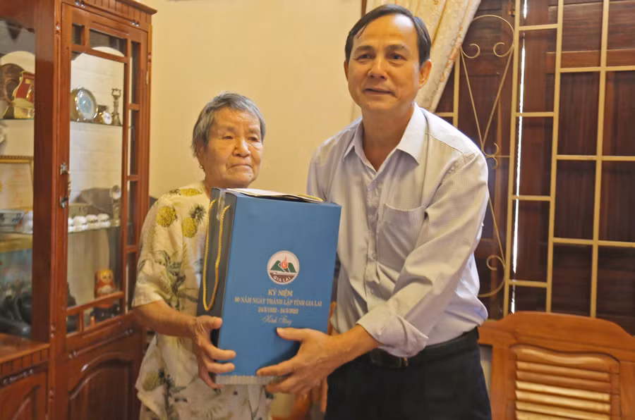 Đồng chí Võ Thanh Hùng tặng quà cho gia đình đồng chí Kpă En Ảnh Văn Ngọc