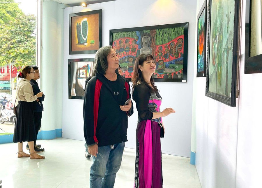 Triển lãm tranh của họa sĩ Lê Hùng đã góp thêm một góc nhìn về văn học nghệ thuật Gia Lai. Ảnh: Phương Duyên