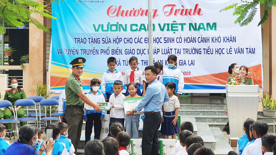 Chương trình đã trao tặng 610 thùng sữa cho học sinh có hoàn cảnh khó khăn và học sinh người dân tộc thiểu số. Ảnh: Minh Hiếu Chương trình đã trao tặng 610 thùng sữa hộp cho học sinh có hoàn cảnh khó khăn. và học sinh người dân tộc thiểu số. Ảnh: Minh Hiếu