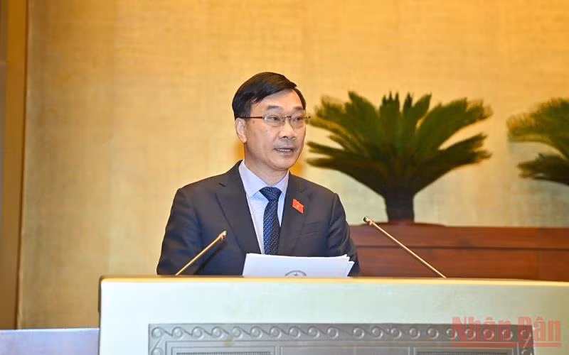 Chủ nhiệm Ủy ban Kinh tế của Quốc hội Vũ Hồng Thanh trình bày Báo cáo của Đoàn giám sát về việc thực hiện chính sách, pháp luật về công tác quy hoạch. (Ảnh: LINH KHOA)